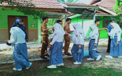 Hari Pertama Masuk Sekolah, Guru dan Siswa Halal Bi Halal